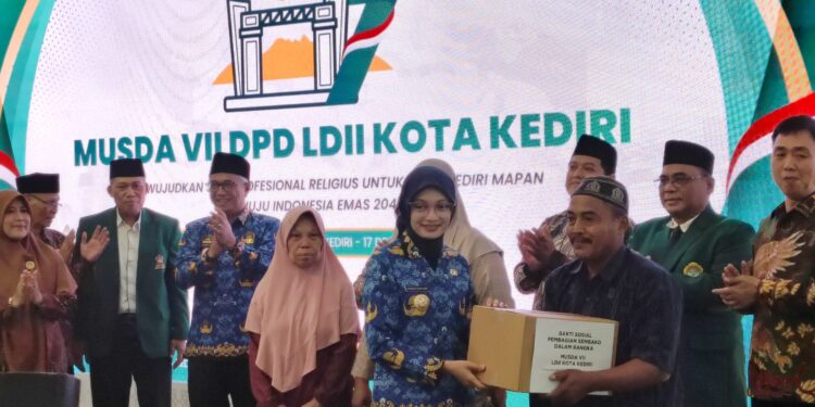 Wali Kota Kediri Vinanda Prameswati menyerahkan bantuan sosial kepada warga saat pembukaan Musda VII DPD LDII Kota Kediri di Pondok Pesantren Wali Barokah Rabu 1712 Foto Dok LINES Jatim