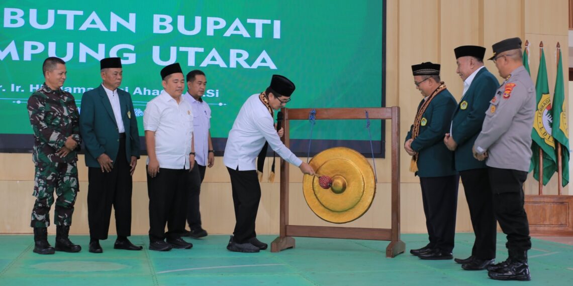 Bupati Lampung Utara Hamartoni Ahadis memukul gong sebagai tanda pembukaan Musda VIII LDII Lampung Utara di Gedung Pusiban, Kotabumi, Rabu (24/12). Foto: Dok. LINES Lampung