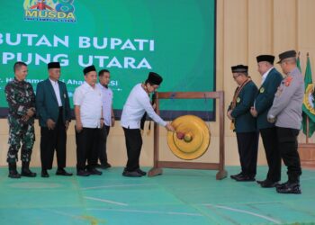 Bupati Lampung Utara Hamartoni Ahadis memukul gong sebagai tanda pembukaan Musda VIII LDII Lampung Utara di Gedung Pusiban, Kotabumi, Rabu (24/12). Foto: Dok. LINES Lampung