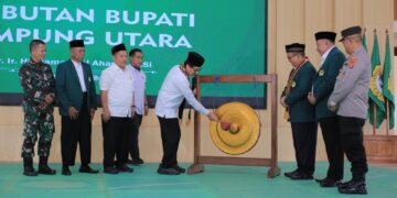 Bupati Lampung Utara Hamartoni Ahadis memukul gong sebagai tanda pembukaan Musda VIII LDII Lampung Utara di Gedung Pusiban Kotabumi Rabu 2412 Foto Dok LINES Lampung