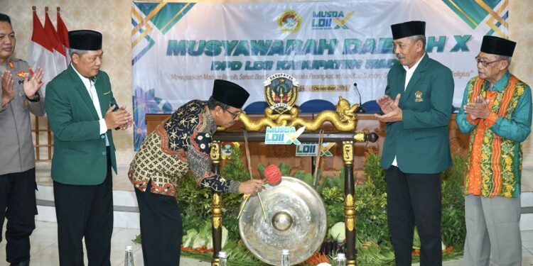 Asisten I Bidang Pemerintahan dan Kesejahteraan Rakyat (Kesra) Setda Kabupaten Madiun, Sujiono, memukul gong sebagai tanda dibukanya Musyawarah Daerah (Musda) X LDII Kabupaten Madiun di Gedung Diklat Pemerintah Kabupaten Madiun, Minggu (21/12). Foto: Dok. LINES Madiun