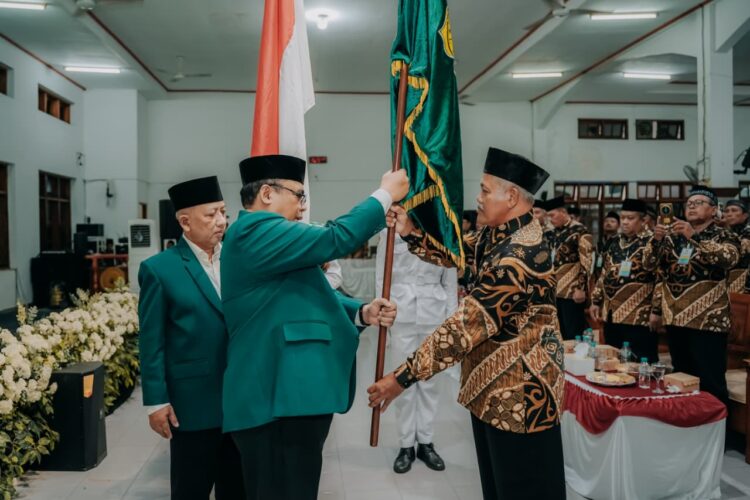 Ketua terpilih DPD LDII Jombang Widodo menerima panji organisasi dari Ketua DPW LDII Jawa Timur Moch Amrodji Konawi dalam prosesi pelantikan pengurus pada Musda X LDII Jombang di Ponpes Gadingmangu Kecamatan Perak Penyerahan panji tersebut menjadi simbol pengukuhan amanah dan tanggung jawab kepemimpinan periode 20252030 Foto Dok LINES Jombang