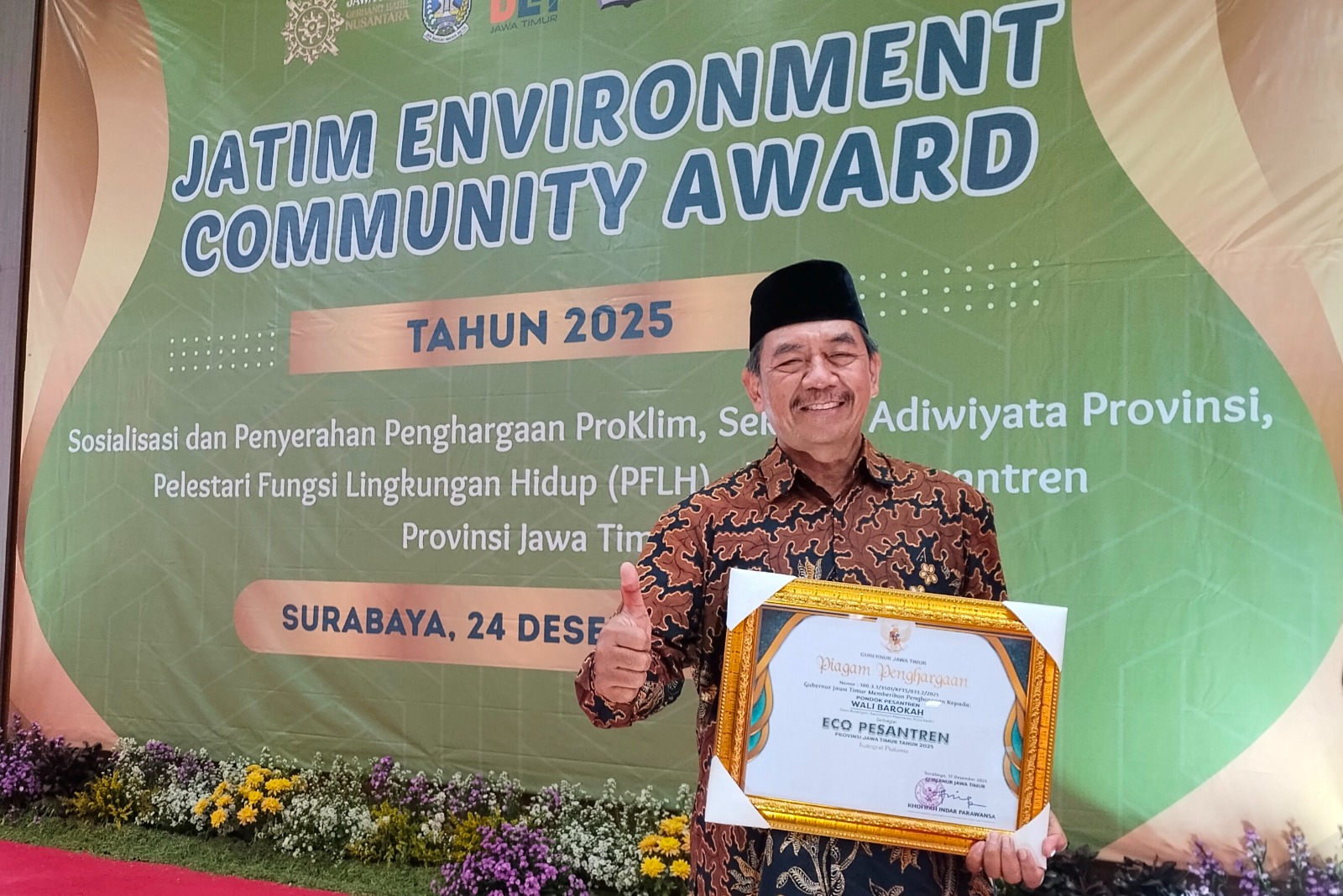 Wakil Ketua Pondok Pesantren Wali Barokah, Agus DS, menunjukkan piagam penghargaan Eco Pesantren Pratama yang diraih dalam ajang Jatim Environment Award 2025 di Surabaya, Selasa (24/12). Foto: Dok. LINES Kediri