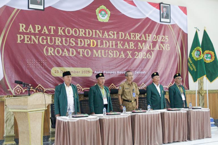 Kepala Badan Kesatuan Bangsa dan Politik (Bakesbangpol) Kabupaten Malang, Agus Widodo (tengah) menghadiri Rapat Koordinasi Daerah (Rakorda) LDII Kabupaten Malang, Senin (23/12). Dok: LINES.