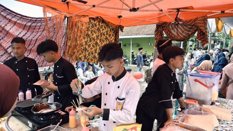 Pemuda LDII mengelola stan bazar UMKM dengan menjajakan aneka kuliner secara mandiri sebagai sarana pembelajaran kewirausahaan kerja sama dan kemandirian generasi muda Foto Dok LINES Banyuwangi