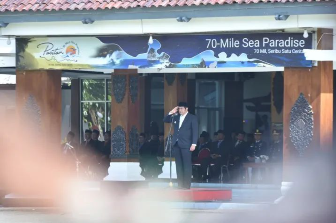 Wakil Bupati Pacitan, Gagarin Sumrambah, selaku Inspektur upacara Peringatan Hari Bela Negara (HBN) di halaman Pendopo Kabupaten Pacitan, Rabu (24/12). Foto: Dok. indopers.net