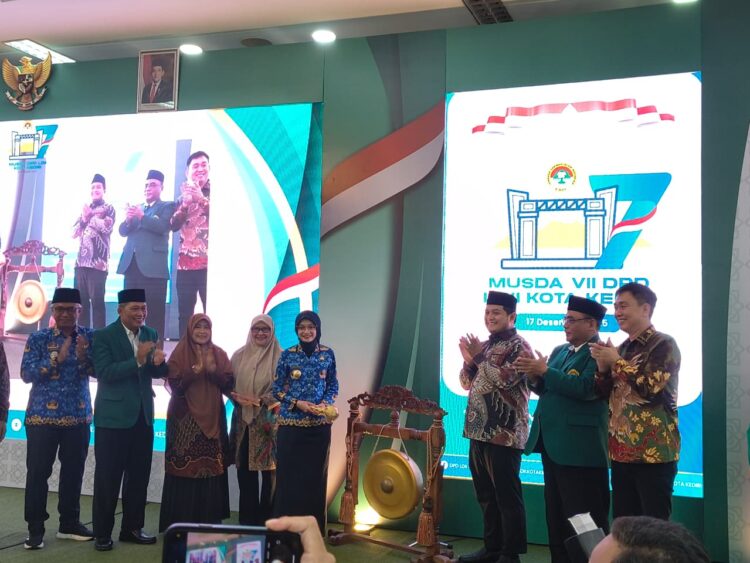 Wali Kota Kediri Vinanda Prameswati secara resmi membuka Musda VII DPD LDII Kota Kediri dengan pemukulan gong didampingi jajaran pengurus LDII dan unsur Forkopimda Foto Dok LINES Jatim