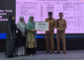 Orang Tua Asuh Cegah Stunting menerima secara simbolis bantuan Program GENTING yang akan disalurkan kepada 159 balita stunting dan 30 ibu hamil rentan di Pendopo Lokatantra Lamongan, Selasa (13/1). Foto: Dok. LINES Lamongan.