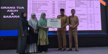 Orang Tua Asuh Cegah Stunting menerima secara simbolis bantuan Program GENTING yang akan disalurkan kepada 159 balita stunting dan 30 ibu hamil rentan di Pendopo Lokatantra Lamongan Selasa 131 Foto Dok LINES Lamongan