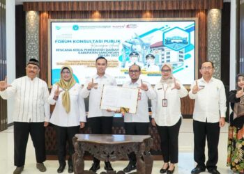 Ketua DPD LDII Lamongan, Agus Yudi (kiri), menghadiri forum konsultasi publik terkait penyusunan Rencana Kerja Pemerintah Daerah (RKPD) Tahun 2027, di Aula Gadjah Mada, Gedung Pemkab Lamongan, pada Rabu (21/1). Foto: Dok. LINES Lamongan