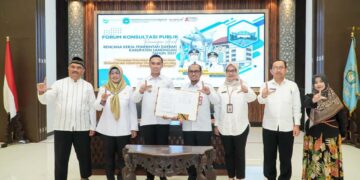 Ketua DPD LDII Lamongan Agus Yudi kiri menghadiri forum konsultasi publik terkait penyusunan Rencana Kerja Pemerintah Daerah RKPD Tahun 2027 di Aula Gadjah Mada Gedung Pemkab Lamongan pada Rabu 211 Foto Dok LINES Lamongan