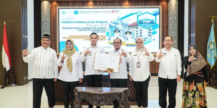 Ketua DPD LDII Lamongan Agus Yudi kiri menghadiri forum konsultasi publik terkait penyusunan Rencana Kerja Pemerintah Daerah RKPD Tahun 2027 di Aula Gadjah Mada Gedung Pemkab Lamongan pada Rabu 211 Foto Dok LINES Lamongan