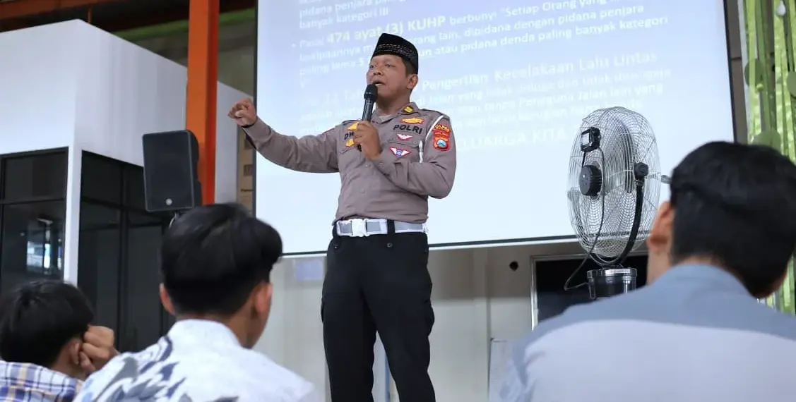 Kepala Unit Keselamatan dan Ketertiban Masyarakat Kanit Kamsel Polres Nganjuk Ipda Dwi Purnomo saat memberikan sosialisasi tata tertib berlalu lintas kepada santri peserta diklat dan tes calon muballigh muballighoh LDII di Pondok Pesantren Al Ubaidah Kertosono Nganjuk Selasa 1312026 Foto Dok PID Ponpes Al Ubaidah
