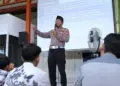 Kepala Unit Keselamatan dan Ketertiban Masyarakat (Kanit Kamsel) Polres Nganjuk Ipda Dwi Purnomo saat memberikan sosialisasi tata tertib berlalu lintas kepada santri peserta diklat dan tes calon muballigh-muballighoh LDII di Pondok Pesantren Al Ubaidah, Kertosono, Nganjuk, Selasa (13/1/2026). Foto: Dok. PID Ponpes Al Ubaidah