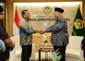 Staf Khusus Menteri Koordinator Bidang Pembangunan Manusia dan Kebudayaan (Menko PMK) bidang Penegakan Keadilan dan Rekonsiliasi, Irjen Pol R. Ahmad Nurwahid (kiri), berjabat tangan dengan Ketua Umum DPP LDII KH Chriswanto Santoso (kanan) saat kunjungan silaturahim di Kantor DPP LDII, Jakarta, Jumat (9/1). Foto: Dok. LINES