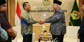 Staf Khusus Menteri Koordinator Bidang Pembangunan Manusia dan Kebudayaan Menko PMK bidang Penegakan Keadilan dan Rekonsiliasi Irjen Pol R Ahmad Nurwahid kiri berjabat tangan dengan Ketua Umum DPP LDII KH Chriswanto Santoso kanan saat kunjungan silaturahim di Kantor DPP LDII Jakarta Jumat 91 Foto Dok LINES