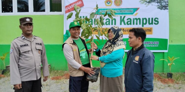 DPW LDII Kalimantan Barat bekerja sama dengan Sekolah Tinggi Agama Islam STAI Mempawah menggelar aksi penghijauan kampus Kamis 151 Foto Dok LINES