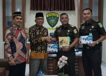 Kepala Seksi Intelijen Kejaksaan Negeri Sumbawa Barat, Benny Utama, menerima kunjungan jajaran DPD LDII Kabupaten Sumbawa Barat (KSB), Rabu (21/1). Foto: Dok. LINES