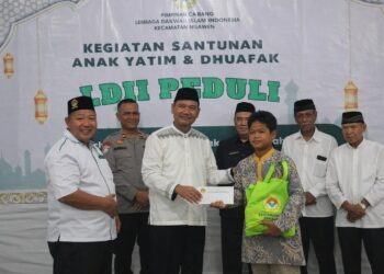 Pimpinan Cabang LDII Kecamatan Ngawen bersama unsur Muspika menyerahkan santunan kepada anak yatim dan warga dhuafa dalam kegiatan sosial LDII Peduli di Ngawen, sebagai wujud kepedulian dan sinergi sosial, Minggu (4/1). Foto: Dok. LINES Klaten