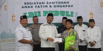 Pimpinan Cabang LDII Kecamatan Ngawen bersama unsur Muspika menyerahkan santunan kepada anak yatim dan warga dhuafa dalam kegiatan sosial LDII Peduli di Ngawen sebagai wujud kepedulian dan sinergi sosial Minggu 41 Foto Dok LINES Klaten