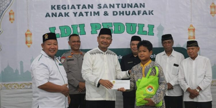 Pimpinan Cabang LDII Kecamatan Ngawen bersama unsur Muspika menyerahkan santunan kepada anak yatim dan warga dhuafa dalam kegiatan sosial LDII Peduli di Ngawen, sebagai wujud kepedulian dan sinergi sosial, Minggu (4/1). Foto: Dok. LINES Klaten