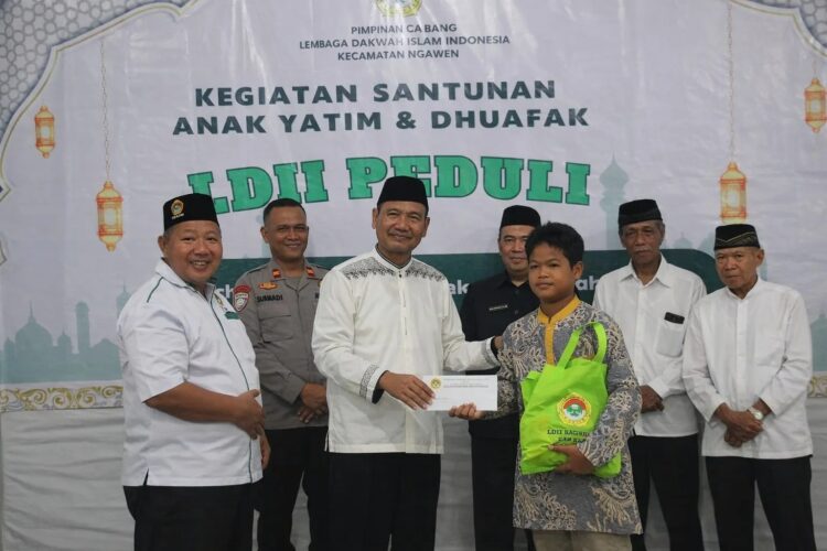 LDIIngawenSantunanwargadhuafadananakyatim | LDII JAWA TIMUR Pimpinan Cabang LDII Kecamatan Ngawen bersama unsur Muspika menyerahkan santunan kepada anak yatim dan warga dhuafa dalam kegiatan sosial LDII Peduli di Ngawen sebagai wujud kepedulian dan sinergi sosial Minggu 41 Foto Dok LINES Klaten
