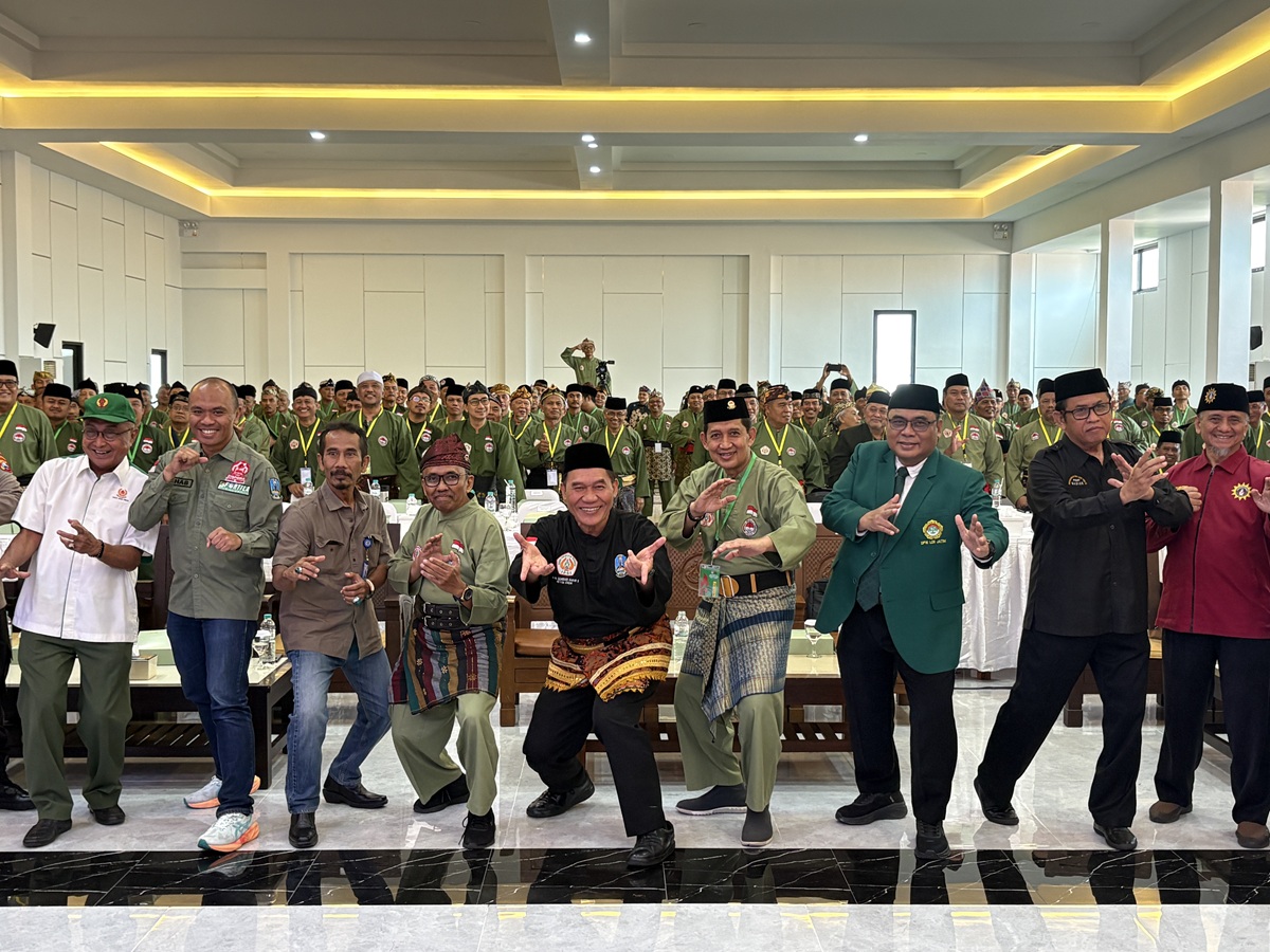 MusprovVIPERSINASASADJatim | LDII JAWA TIMUR Ketua Umum IPSI Jatim Bambang Haryo Soekartono bersama perwakilan perguruan pencak silat berpose jurus bersama usai penandatanganan Deklarasi Damai pada Musprov VI PERSINAS ASAD Jawa Timur di Surabaya Foto Dok LINES Jatim