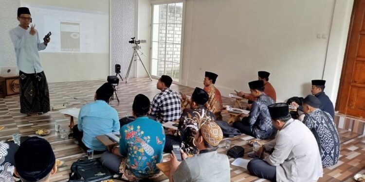 Tim Falakiyah untuk mengikuti Ngaji Bareng Ilmu Hisab Rukyat Angkatan II yang diselenggarakan Lingkaran Studi Ilmu Hisab Rukyat Al Kaukaba Lamongan Minggu 181 Foto Dok LINES Lamongan