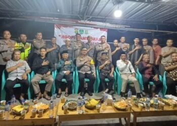 Kapolsek Pinang, Iptu Adityo Wijanarko menggelar Ngopi Bareng Masyarakat, mengimbau mengaktifkan sistem keamanan lingkungan (Siskamling), Rabu (8/10/2025). Foto: Dok. LINES Tangerang