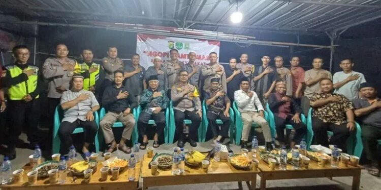 Kapolsek Pinang Iptu Adityo Wijanarko menggelar Ngopi Bareng Masyarakat mengimbau mengaktifkan sistem keamanan lingkungan Siskamling Rabu 8102025 Foto Dok LINES Tangerang