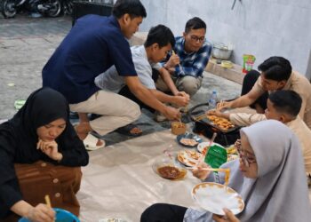 Sejumlah remaja PAC LDII Gading tampak menikmati kebersamaan saat sesi bebakaran bersama dalam rangkaian Pengajian Akhir Tahun Remaja di Masjid Al-Ikhwan, Lebak Timur, Surabaya, 31 Desember 2025–1 Januari 2026. Foto: Dok. LINES Surabaya