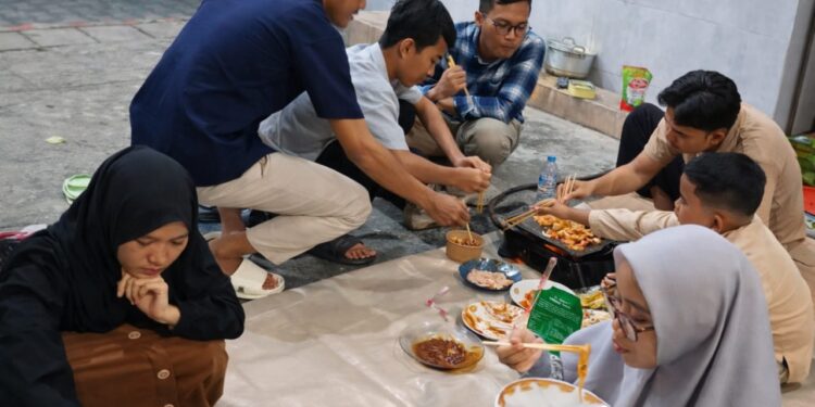 Sejumlah remaja PAC LDII Gading tampak menikmati kebersamaan saat sesi bebakaran bersama dalam rangkaian Pengajian Akhir Tahun Remaja di Masjid Al-Ikhwan, Lebak Timur, Surabaya, 31 Desember 2025–1 Januari 2026. Foto: Dok. LINES Surabaya