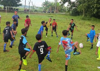 PC LDII Sukodadi bersama Forum Sepak Bola Generasi Indonesia (FORSGI) memulai pembinaan sepak bola usia 10-12 tahun. Latihan perdana berlangsung di Lapangan Dusun Mlaten, Desa Bandung Sari, Kecamatan Sukodadi, Minggu (4/1). Foto: Dok. LINES Lamongan