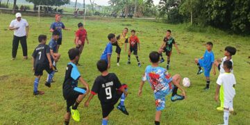 PC LDII Sukodadi bersama Forum Sepak Bola Generasi Indonesia FORSGI memulai pembinaan sepak bola usia 10 12 tahun Latihan perdana berlangsung di Lapangan Dusun Mlaten Desa Bandung Sari Kecamatan Sukodadi Minggu 41 Foto Dok LINES Lamongan