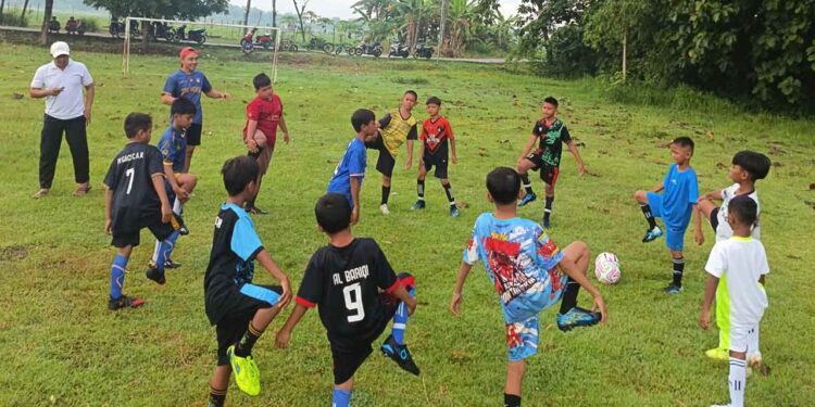 PC LDII Sukodadi bersama Forum Sepak Bola Generasi Indonesia (FORSGI) memulai pembinaan sepak bola usia 10-12 tahun. Latihan perdana berlangsung di Lapangan Dusun Mlaten, Desa Bandung Sari, Kecamatan Sukodadi, Minggu (4/1). Foto: Dok. LINES Lamongan
