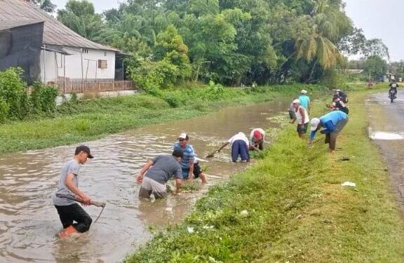 Pemerintah Desa Pegundan menginisiasi kerja bakti pembersihan lingkungan sebagai langkah antisipasi musim hujan Senin 512026 Kerja bakti difokuskan pada pembersihan bantaran sungai sebagai bagian utama sistem irigasi desa Foto Dok LINES Pemalang