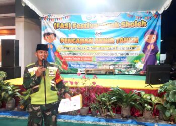 Danramil Sumobito Kapten Infanteri Suwarno menyampaikan materi wawasan kebangsaan dan menanamkan semangat bela negara kepada remaja LDII dalam Pengajian Akhir Tahun 2025 PC LDII Sumobito–Mojoagung, Rabu (31/12). Foto: Dok. LINES Jombang