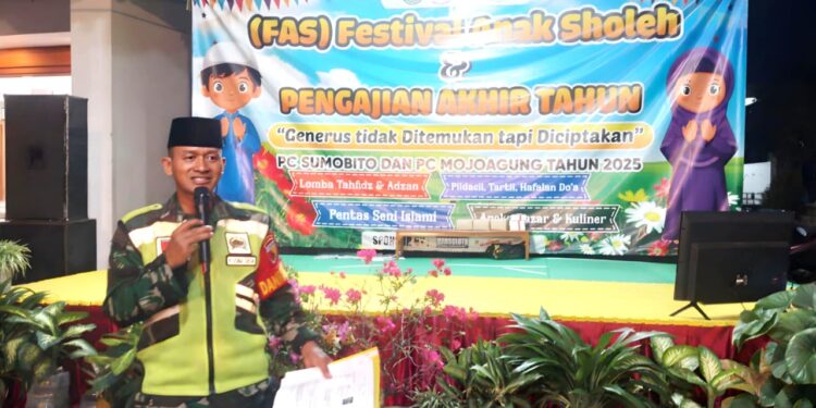 Danramil Sumobito Kapten Infanteri Suwarno menyampaikan materi wawasan kebangsaan dan menanamkan semangat bela negara kepada remaja LDII dalam Pengajian Akhir Tahun 2025 PC LDII Sumobito–Mojoagung, Rabu (31/12). Foto: Dok. LINES Jombang