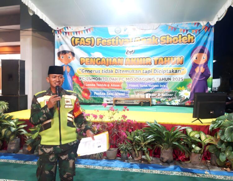 Pengajianakhirtahundenganbelanegaraldiimojoagungjombang | LDII JAWA TIMUR Danramil Sumobito Kapten Infanteri Suwarno menyampaikan materi wawasan kebangsaan dan menanamkan semangat bela negara kepada remaja LDII dalam Pengajian Akhir Tahun 2025 PC LDII SumobitoMojoagung Rabu 3112 Foto Dok LINES Jombang