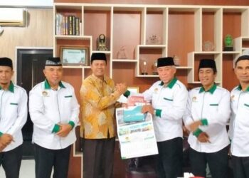 Kepala Kantor Kementerian Agama Kakankemenag Kabupaten Dompu Najamuddin menerima kunjungan Pengurus DPD LDII Dompu pada Kamis 151 Foto Dok LINES Dompu