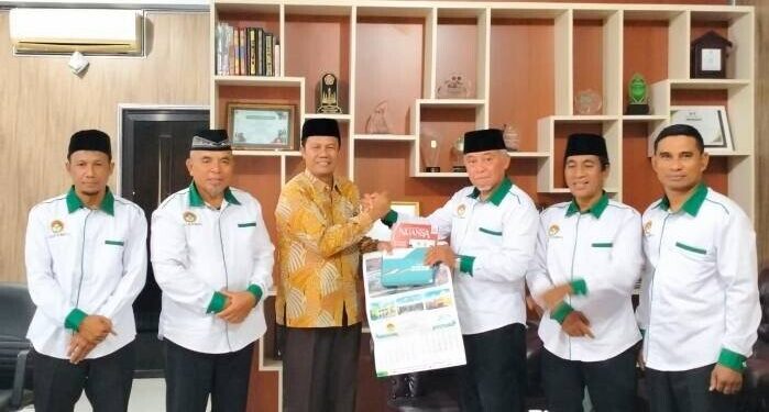 Kepala Kantor Kementerian Agama Kakankemenag Kabupaten Dompu Najamuddin menerima kunjungan Pengurus DPD LDII Dompu pada Kamis 151 Foto Dok LINES Dompu