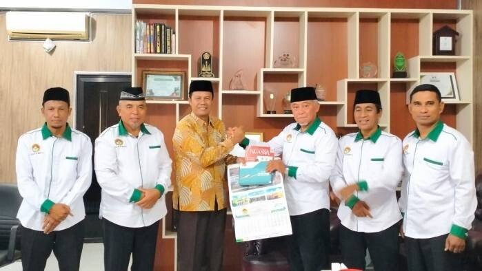 Kepala Kantor Kementerian Agama Kakankemenag Kabupaten Dompu Najamuddin menerima kunjungan Pengurus DPD LDII Dompu pada Kamis 151 Foto Dok LINES Dompu