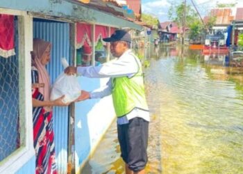 Relawan DPD LDII Kota Banjarmasin menyalurkan 200 paket sembako kepada korban bencana banjir di Kelurahan Sungai Lulut Kota Banjarmasin Foto Dok LINES Banjarmasin