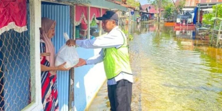 Relawan DPD LDII Kota Banjarmasin menyalurkan 200 paket sembako kepada korban bencana banjir di Kelurahan Sungai Lulut Kota Banjarmasin Foto Dok LINES Banjarmasin