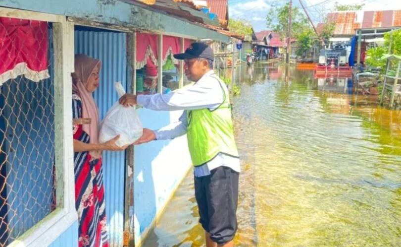 Relawan DPD LDII Kota Banjarmasin menyalurkan 200 paket sembako kepada korban bencana banjir di Kelurahan Sungai Lulut Kota Banjarmasin Foto Dok LINES Banjarmasin
