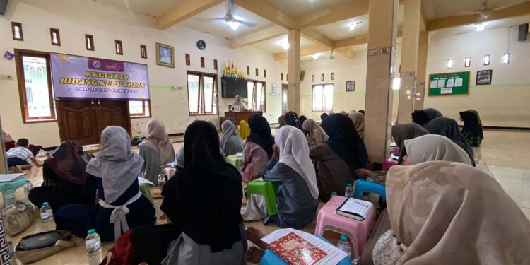 Remaja putri Lembaga Dakwah Islam Indonesia LDII dari wilayah Maduran Brondong dan Paciran mengikuti kajian thaharah di Aula Babussalam Desa Parengan Minggu 181 Foto Dok LINES Lamongan