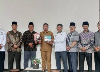 Jajaran DPD LDII Kerinci bertemu Bupati Monadi, Senin (19/1), di kantor Bupati Kerinci, untuk menyelaraskan kegiatan organisasi dengan prioritas pemerintah daerah. Foto: Dok. LINES Kerinci