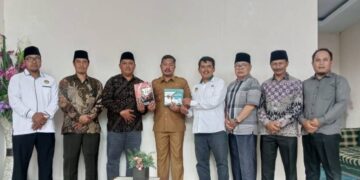 Jajaran DPD LDII Kerinci bertemu Bupati Monadi Senin 191 di kantor Bupati Kerinci untuk menyelaraskan kegiatan organisasi dengan prioritas pemerintah daerah Foto Dok LINES Kerinci