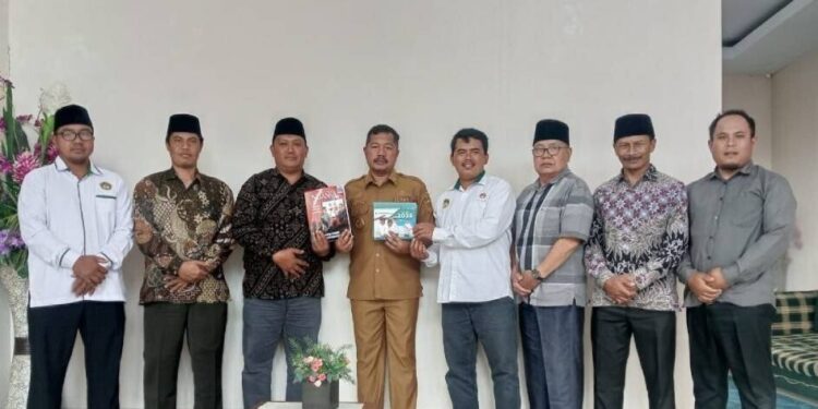 Jajaran DPD LDII Kerinci bertemu Bupati Monadi Senin 191 di kantor Bupati Kerinci untuk menyelaraskan kegiatan organisasi dengan prioritas pemerintah daerah Foto Dok LINES Kerinci