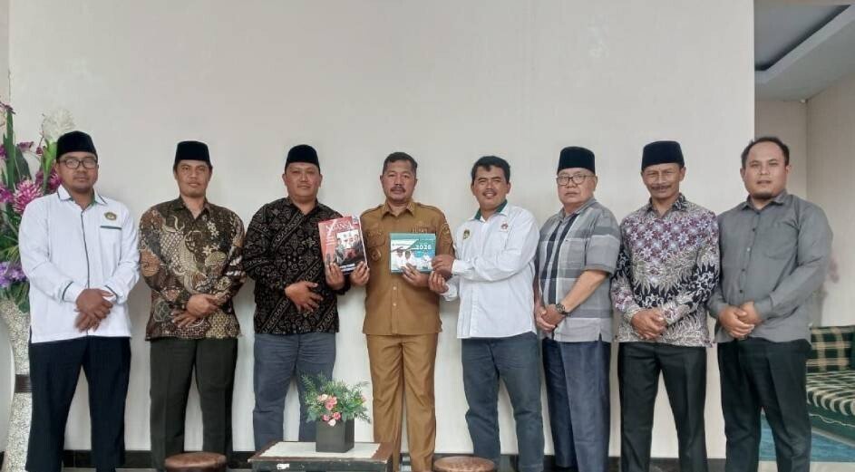 SilaturrahimDPDLDIIKerinciJambikeBupati | LDII JAWA TIMUR Jajaran DPD LDII Kerinci bertemu Bupati Monadi Senin 191 di kantor Bupati Kerinci untuk menyelaraskan kegiatan organisasi dengan prioritas pemerintah daerah Foto Dok LINES Kerinci